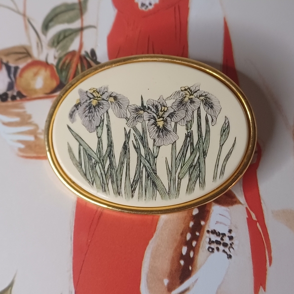 Barlow Jewelry - Vintage Barlow Scrimshaw Floral Brooch Pin 💜💫
